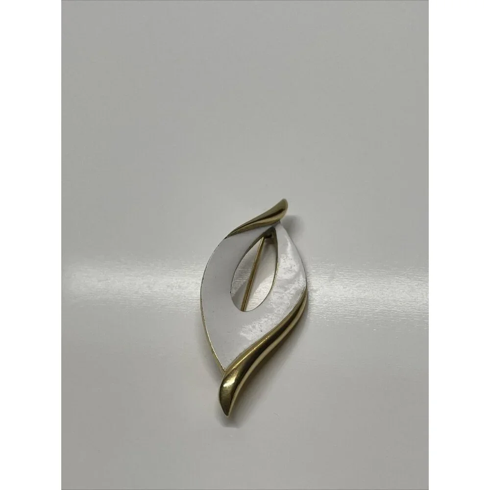 Vintage‎ Signed Trifari White Enamel Abstract Brooch Pin Gold Tone Retro Signed